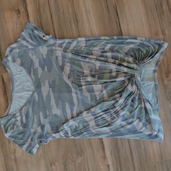 Maurices Tops - EUC 24/7 Camo knot front t-shirt